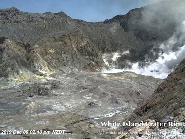 新西兰火山爆发前，摄影机拍到一群人在火山口