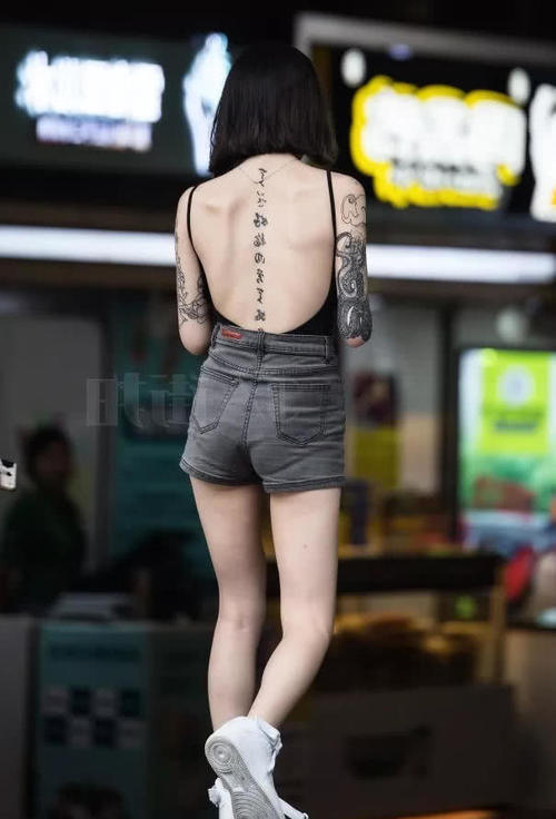 迷人的花臂小姐姐,黑色唇彩纹身到胸口了,后背纹的一句话没人能