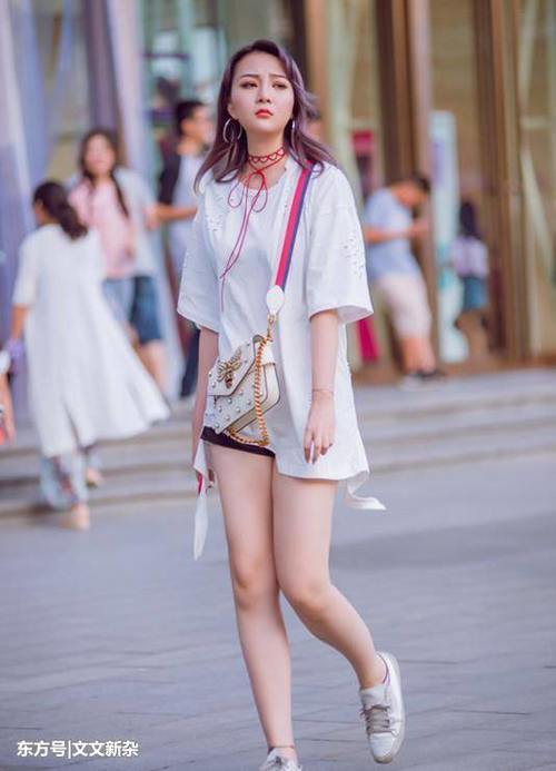 街拍：美女漏肩装, 搭配性感超短裙, 漂亮的小姐姐!