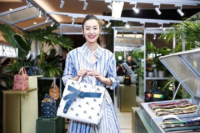 刘雯厉害！能把5400块大妈同款格纹裤穿出时尚感，真心让人佩服