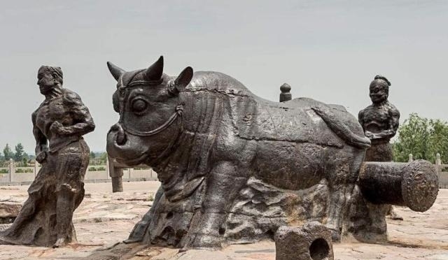 黄河发现四尊镇河“千年铁牛”，如今依旧崭新，专家都无法解释