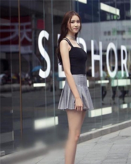 气质|街拍:清纯的小美女,灰色百褶裙搭配黑色马甲,彰显简约的气质美