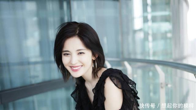 娜扎真敢穿! 衣领前后深V露一大半, 网友 裙子长度好尴尬