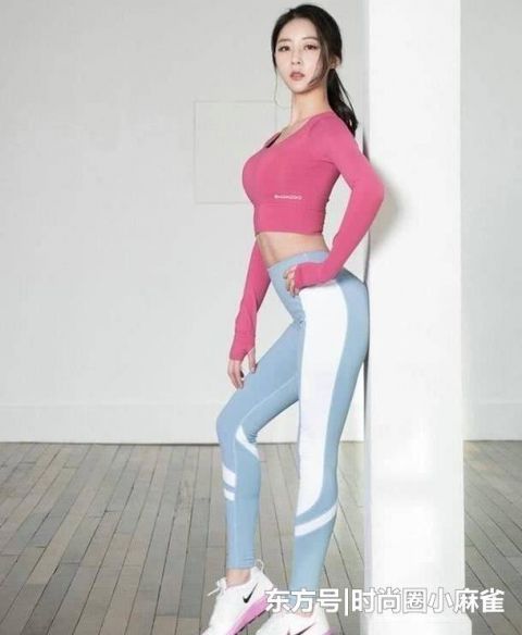  #美女#街拍：时尚别致的打底裤美女，身材曼妙，增添几分柔美气质！