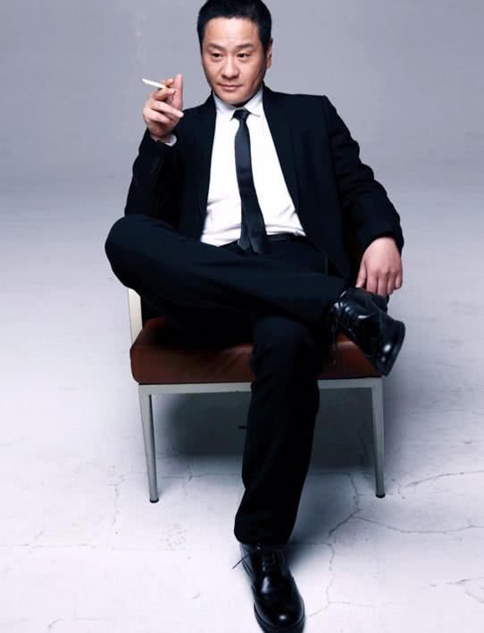 离婚而净身出户,抛弃糟糠娶小其8岁娇妻,如今落寞无人