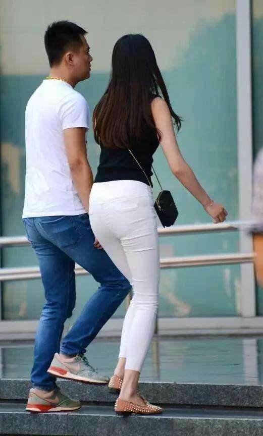 街拍: 若隐若现的白色紧身裤, 好像忘记穿什么了吧?