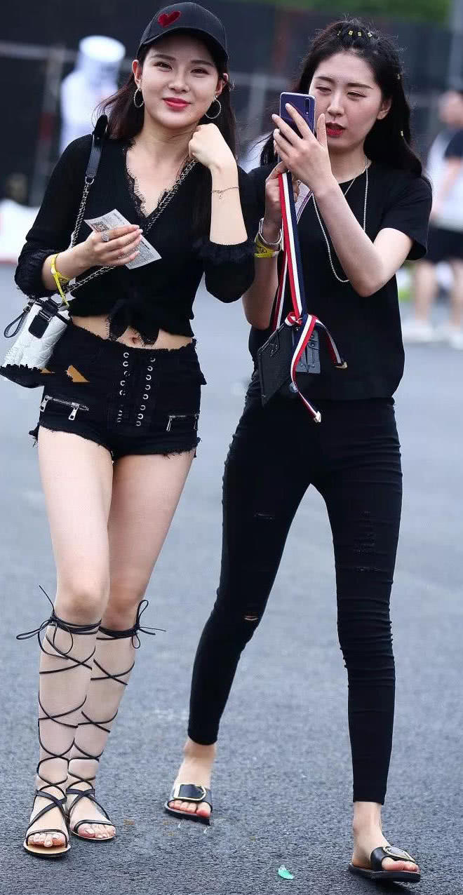 两个小姐姐一起出街，一个紧身裤一个短裤，闺蜜沦落到给她拍照的