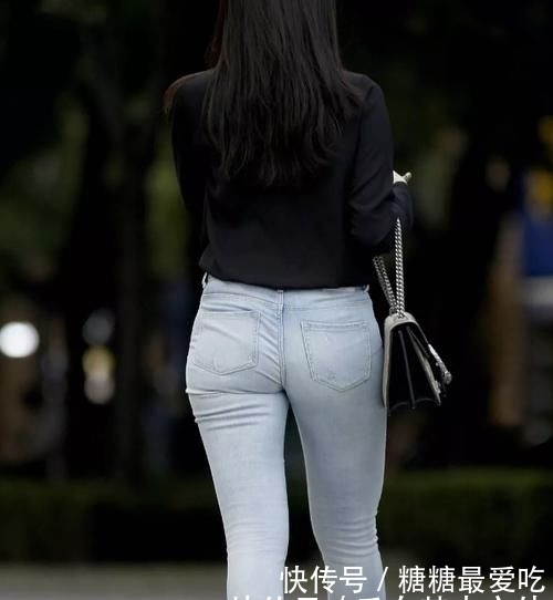  女性■牛仔裤的个性穿搭，清清爽爽，还很显腿长