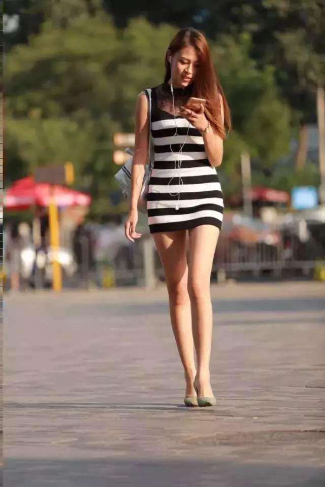 街拍: 穿短裙的小姐姐, 修长筷子腿魅力足