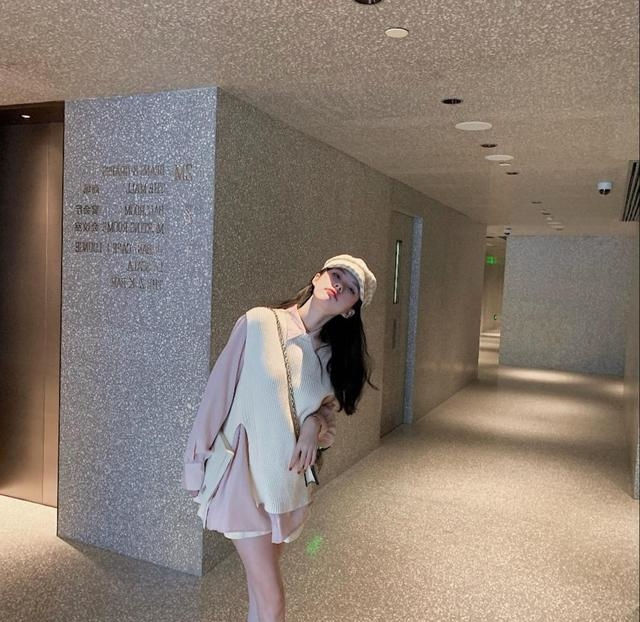  美女：路人街拍:身材苗条的靓丽美女,曼妙韵味看起来魅力十足!