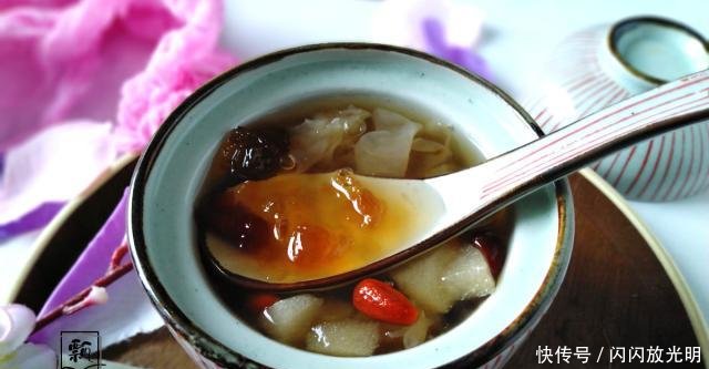  「女人」天干风大，这汤女人多喝，加雪梨炖，肌肤水嫩皱纹减，胜过敷面膜！