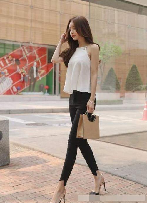 修身裤美女的美丽与性感，成为街头的焦点存在