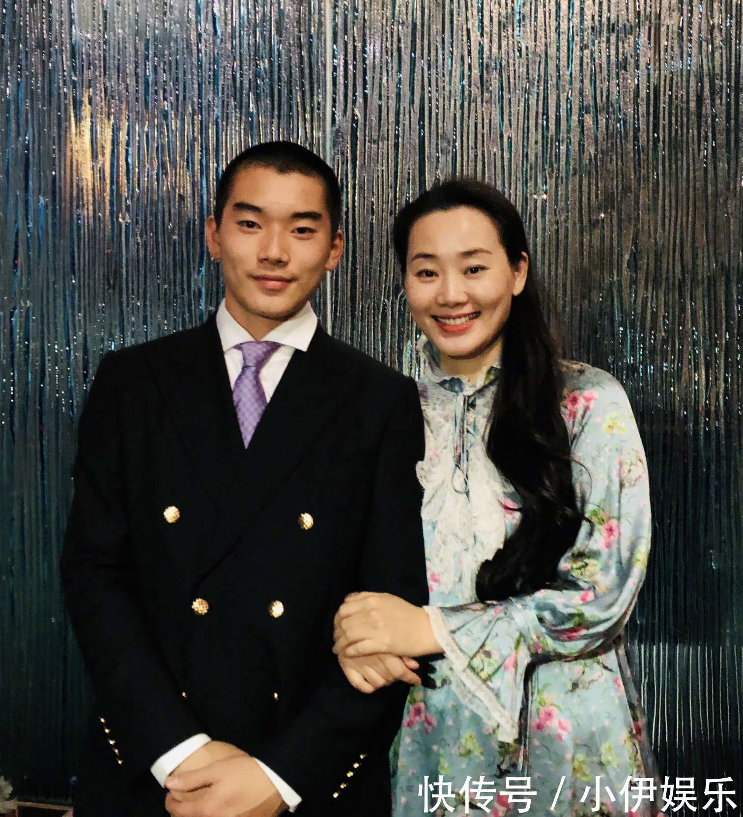 靠第一任妻子爆红,靠第二任妻子发家致富,如今