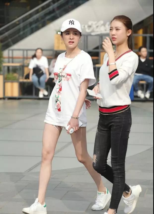 街拍：水灵秀气，肤色白皙的一对性感姐妹花