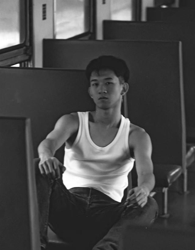  [写真]精致文艺男下关火车站拍艺术写真20岁男孩穿白色背心衬托