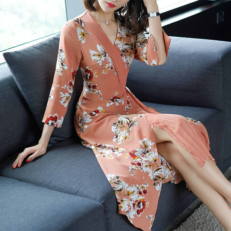 别一凉就裹得那么严实，穿这样的紧身裙，时尚又性感