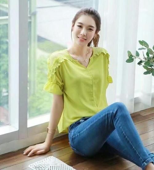  美女|牛仔裤搭出时尚感，穿出魅力女人味，美女精致优雅好年华