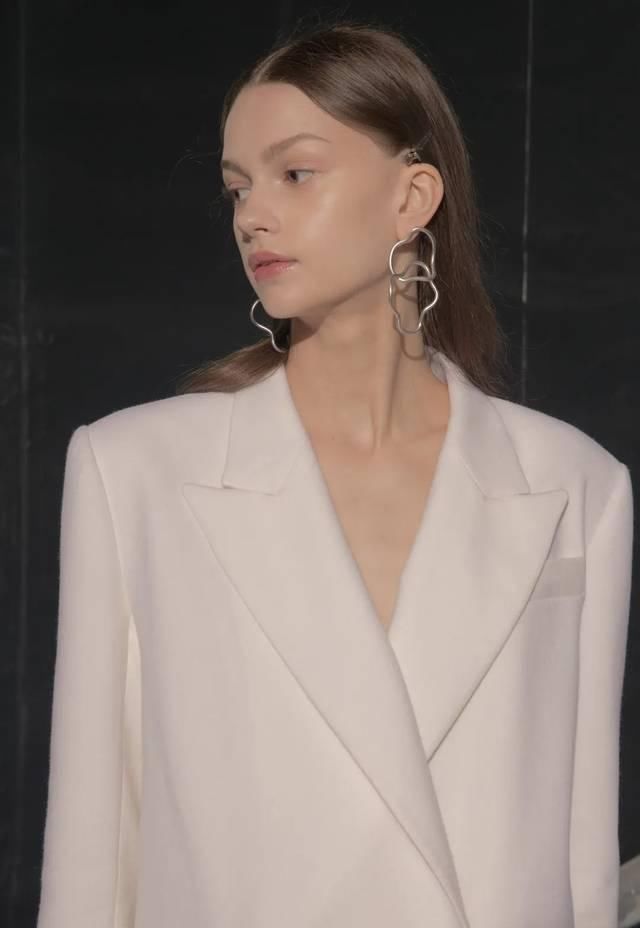  『RODERIC』“时尚潮流就是说丑恶，因此半年就换一次”——RODERIC WONG的“反时尚潮流”