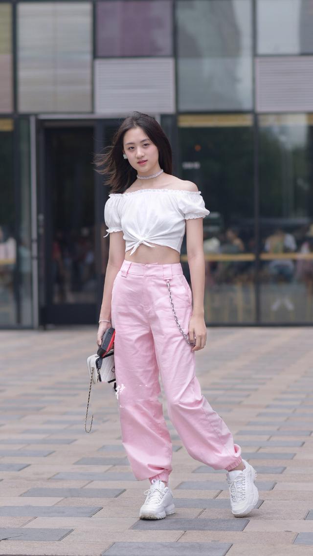 街拍：美女们风姿卓越，搭配优雅，女人味十足