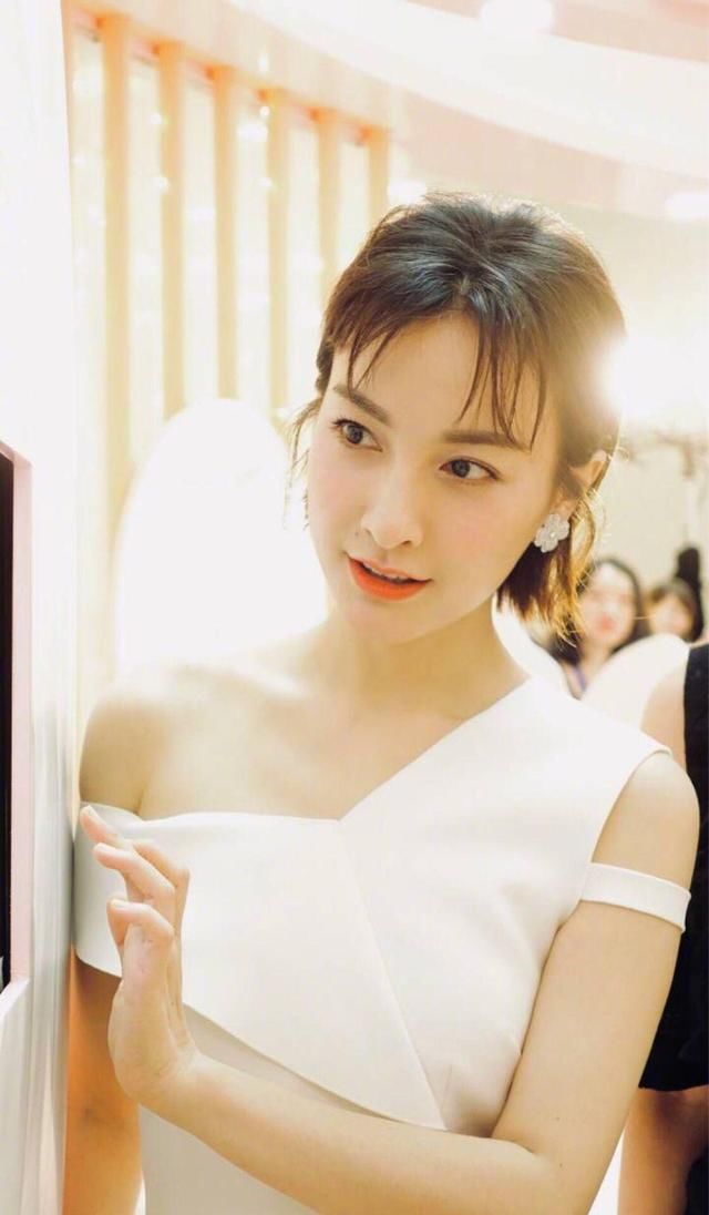 啥吗?吴昕穿白色系,就是比你美,因为显腿可细了!