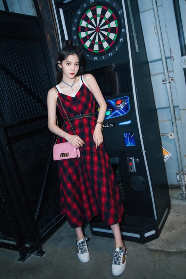 欧阳娜娜为了秀腿也是拼了,这么紧的裤子竟还要塞衣服进去!