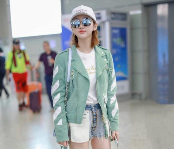 景甜近照流出，深V裙能夹死蚊子，网友纷纷喊道张继科好福气