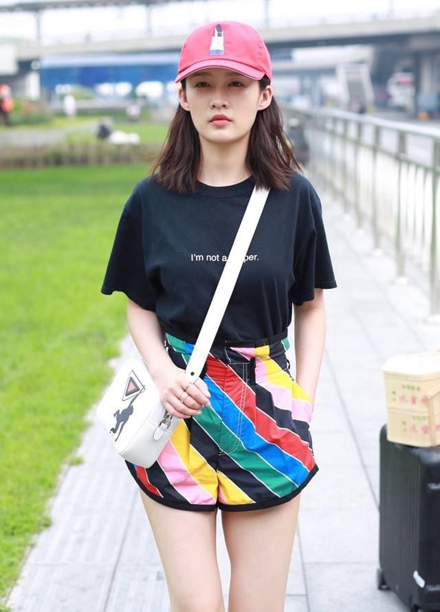 李沁穿彩虹色短裤现身，搭配黑色长筒袜，网友：这回终于穿对了！