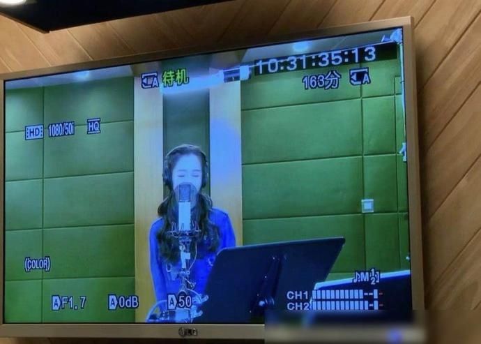 『卫衣』baby带小海绵摘草莓，母子俩身穿红色卫衣，可爱如草莓