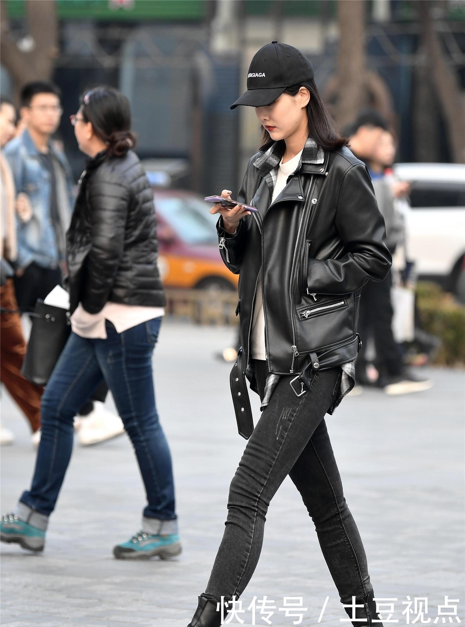 【姑娘】街拍:穿着紧身牛仔裤的姑娘,都是对自己身材非常自信,搭配出气质美