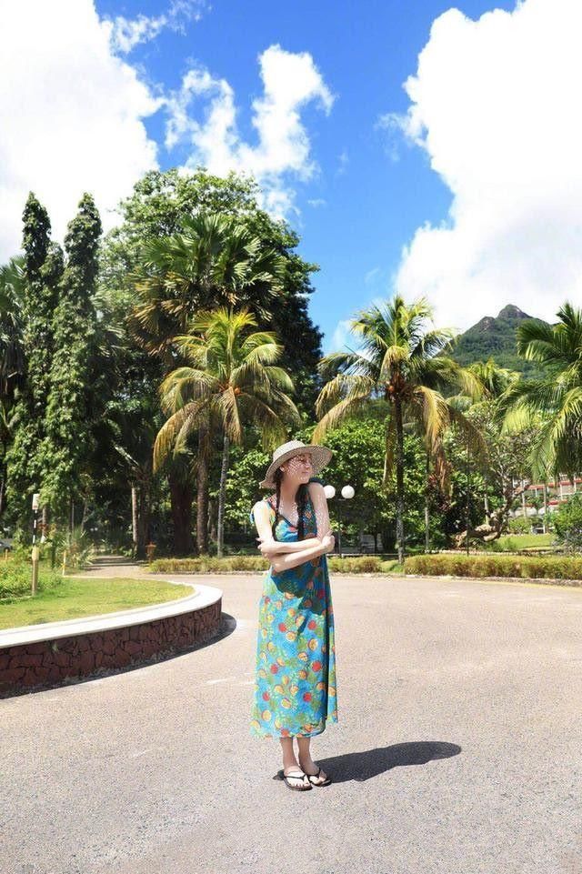 同穿平价长裙，江疏影穿出贵妇感，热巴却土味十足！