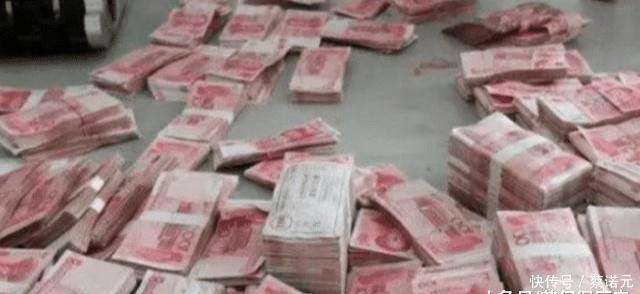 越南奇景,大捆人民币被摆在路边,就不怕被人抢劫吗?
