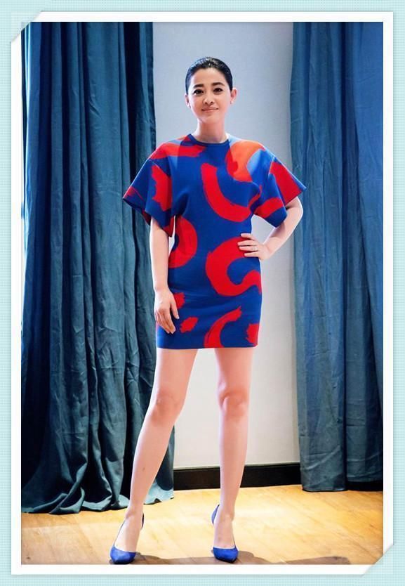 梅婷胆好大！直接把大T恤当裙子穿，网友：瘦下来的女人真自信！