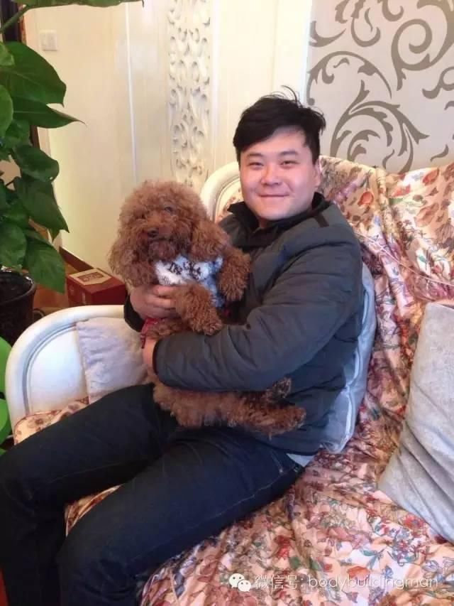 从握酒瓶到拿哑铃，他一年练出了腹肌!