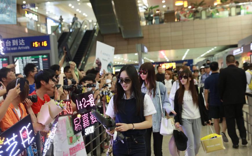 明星大波粉丝接机有黑幕！央视官博证实言论，袁立转发相关视频！