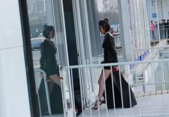 唐艺昕真疯狂！裙子只穿一条腿，难怪要在里面穿超短裤！