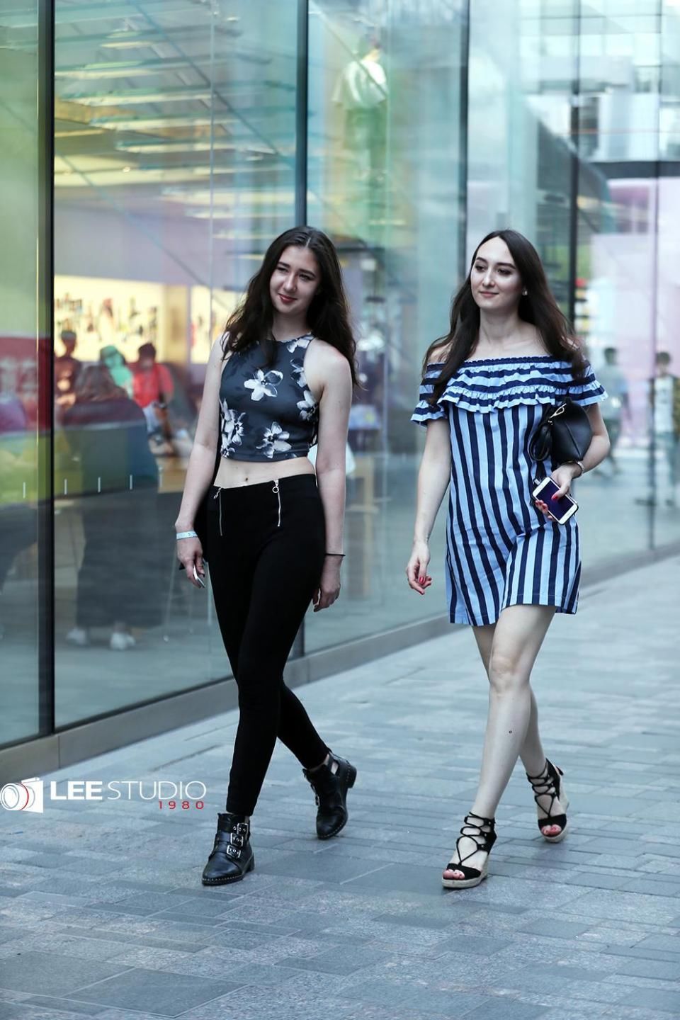 三里屯偶遇两位美女，看看她们逛街都穿的啥