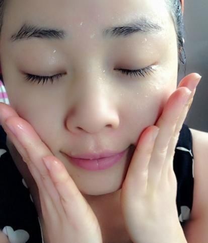 超市3元1袋的食盐，睡前配它洗脸，祛斑强过激光，皮肤雪白光亮