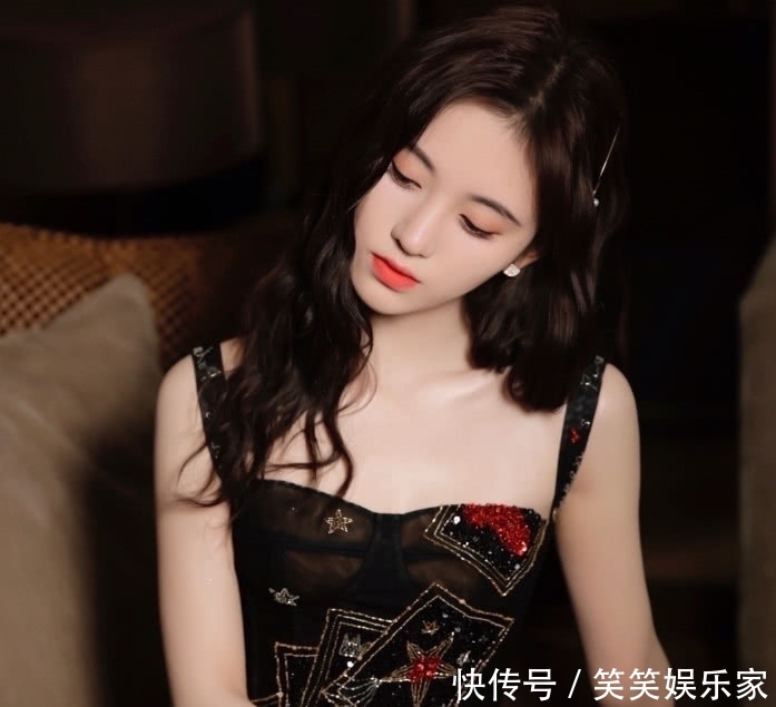 [ 鞠婧]总算清楚了，为啥鞠婧祎被称“四千年美女”？当她穿起粉裙时候