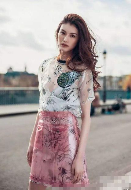 何穗出门太急了吗?穿条瑜伽裤走机场，这腿型多看两眼也是好的!