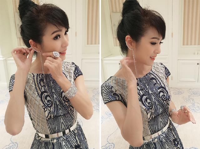 被米雪给惊艳到了！一袭印花长裙配丸子头，完全看不出63岁了！