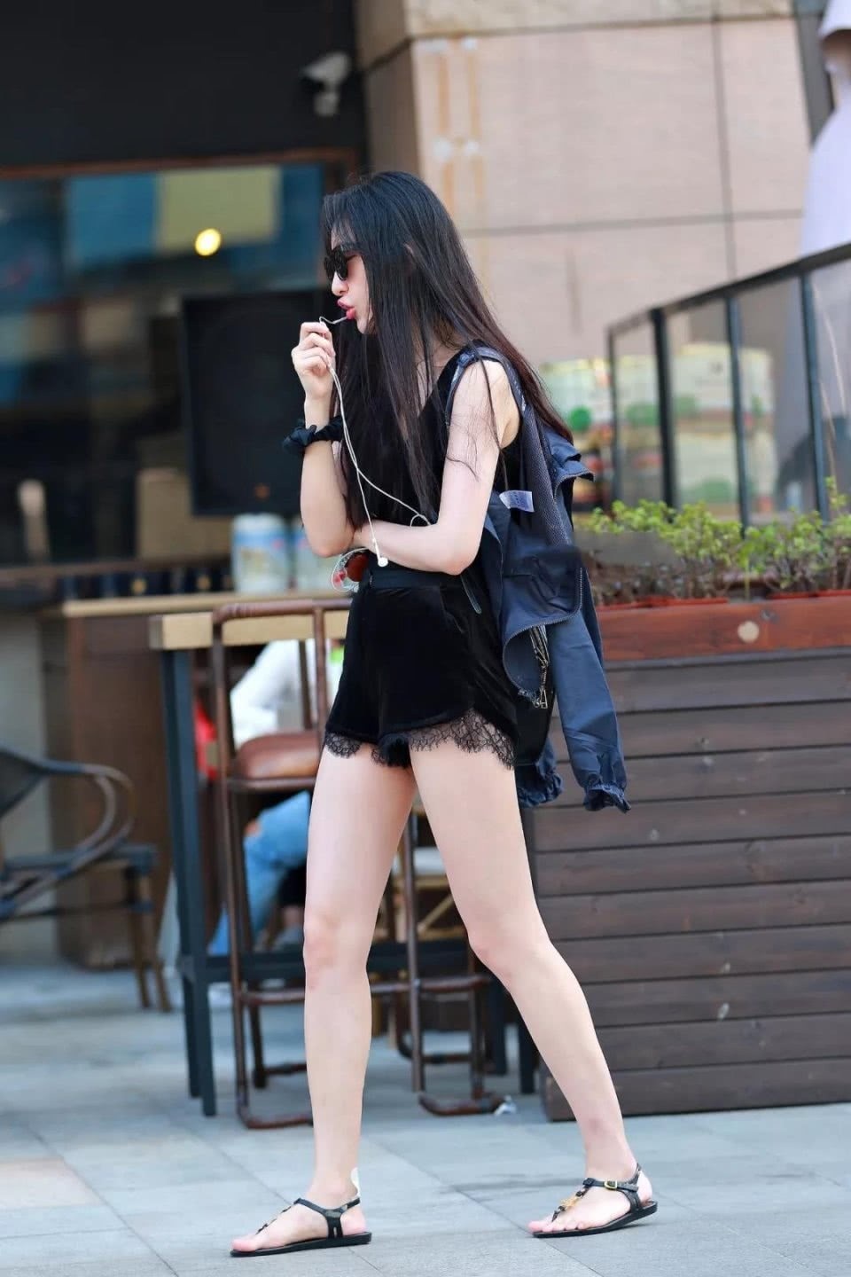 气质女神长发飘飘,个性蕾丝短裤,时尚的穿搭秀出一双大长腿