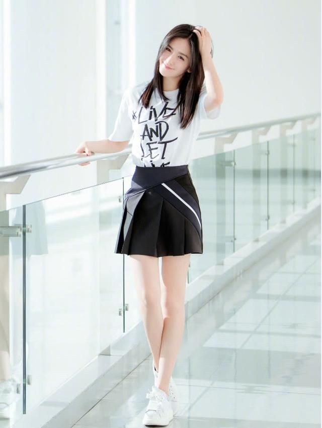 谢娜和张雨绮同穿薄纱仙女裙，两人都各有魅力，但她赢在了气质!