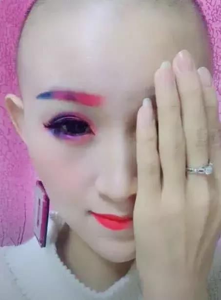 抖音小哥哥因化妆走红，当他放下手的那一刻，网友：我心脏不好！