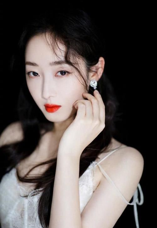 蒋梦婕■穿抹胸长纱裙勾出好比例,奶白肌肤惹人羡,“人间水蜜桃”蒋梦婕