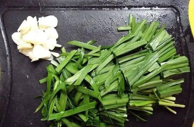  「自然环境中生长」买韭菜时，白根和紫根韭菜有啥区别？老菜农：挑错了，味道差太多