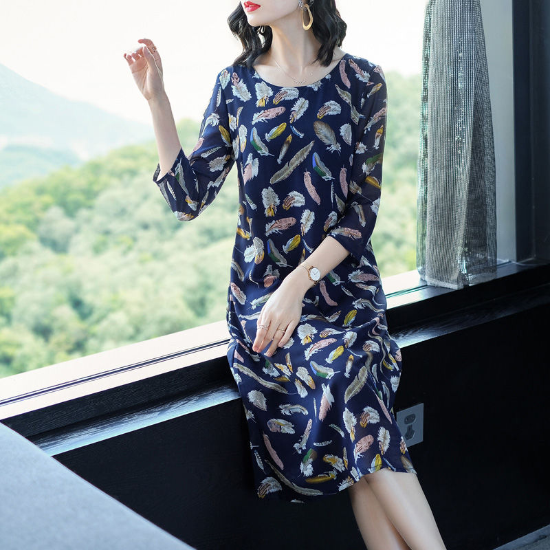 48岁婆婆真会穿!初秋穿这高贵“妈妈装”，上身嫩美像个大姑娘