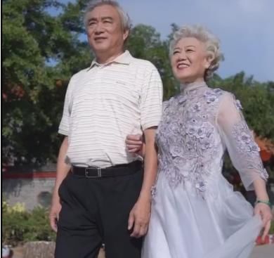  「老奶奶」这群坐拥百万粉丝的老奶奶，用日常穿搭来示范，女人也能精致到老