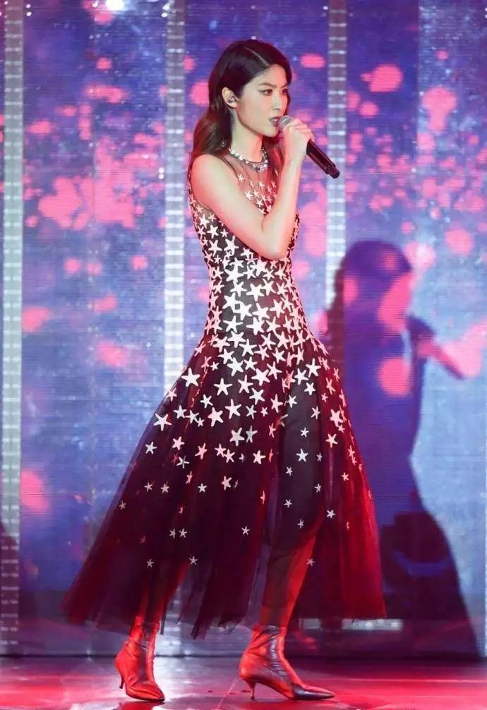 当110斤陈慧琳与86斤赵丽颖同穿晚礼裙，才知道胖一点也好看