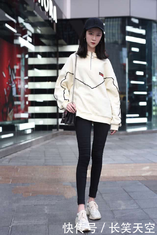 时尚街拍，美女就是美女穿什么都性感