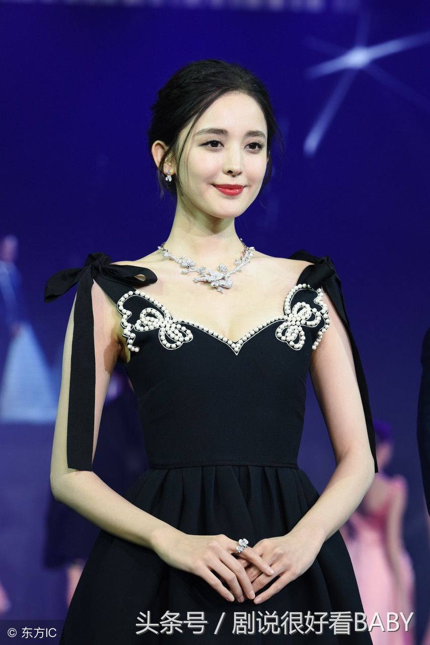 古丽娜扎樱桃小嘴魅力十足，V领连衣裙风光无限，网友:太美了